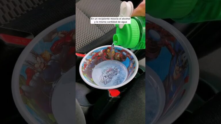 como limpiar la luna del coche por dentro
