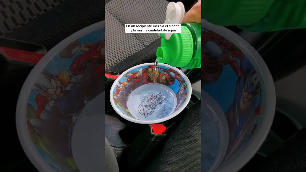 como limpiar la luna del coche por dentro