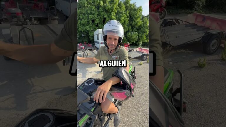 conduciendo una motocicleta está permitido llevar el casco desabrochado