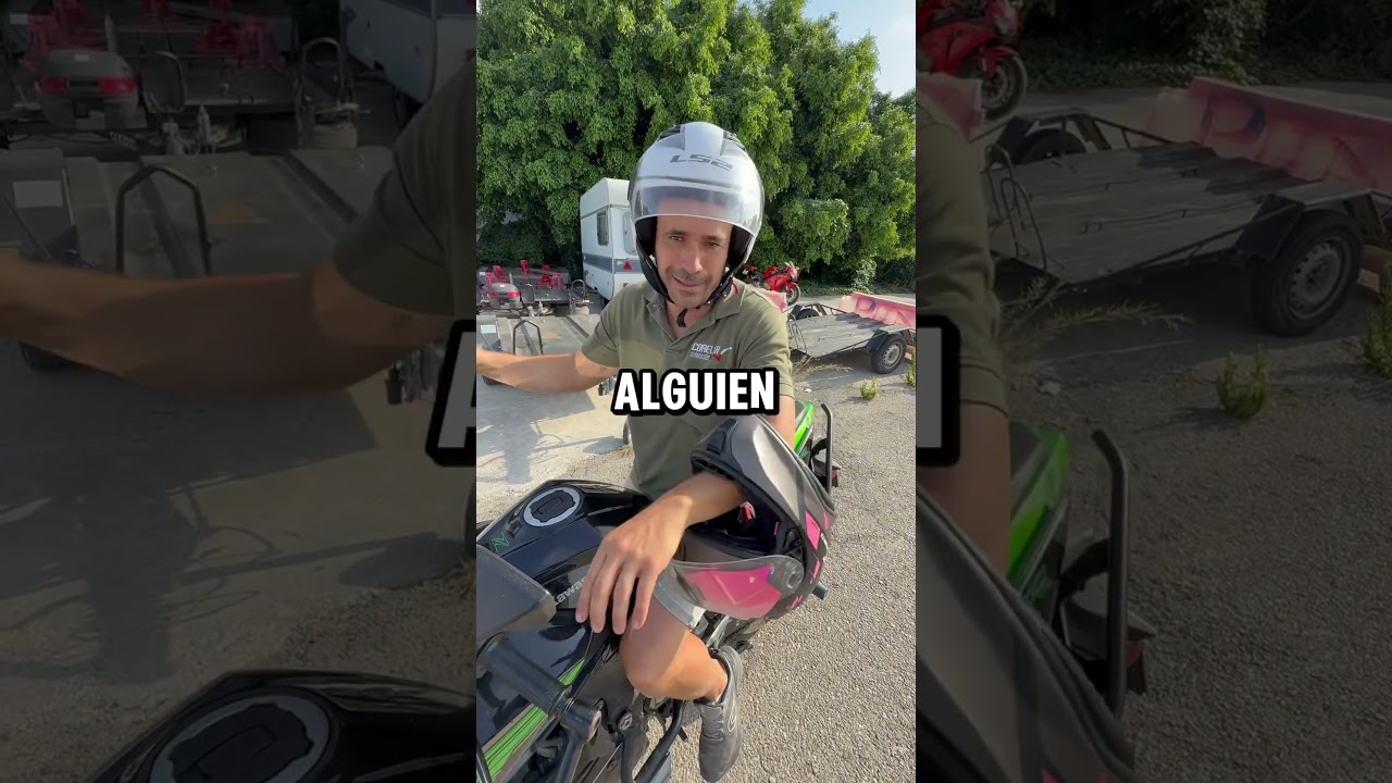 conduciendo una motocicleta está permitido llevar el casco desabrochado