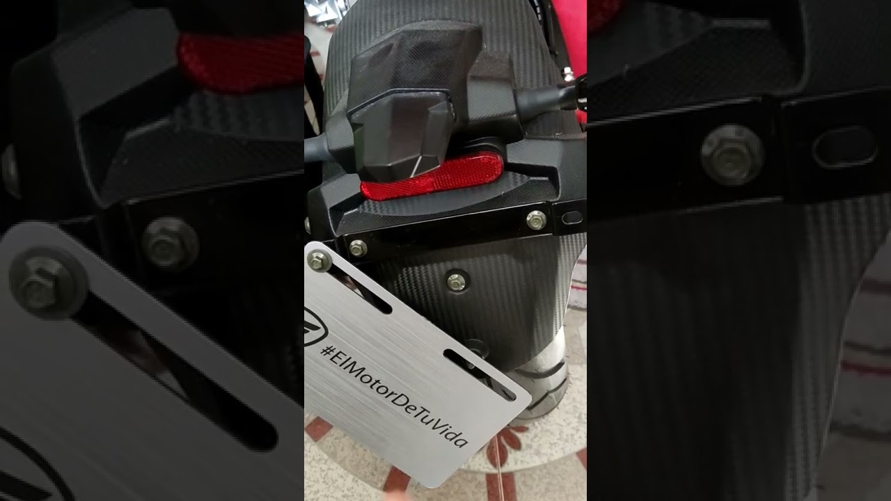 cuántas placas de matrícula lleva una motocicleta