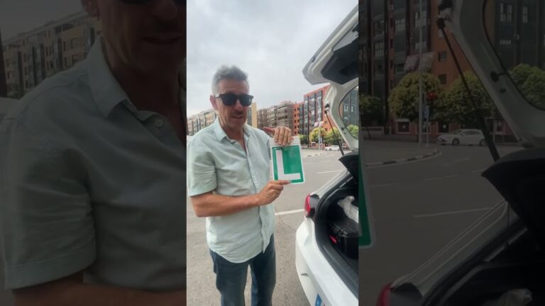 de donde viene la l del coche