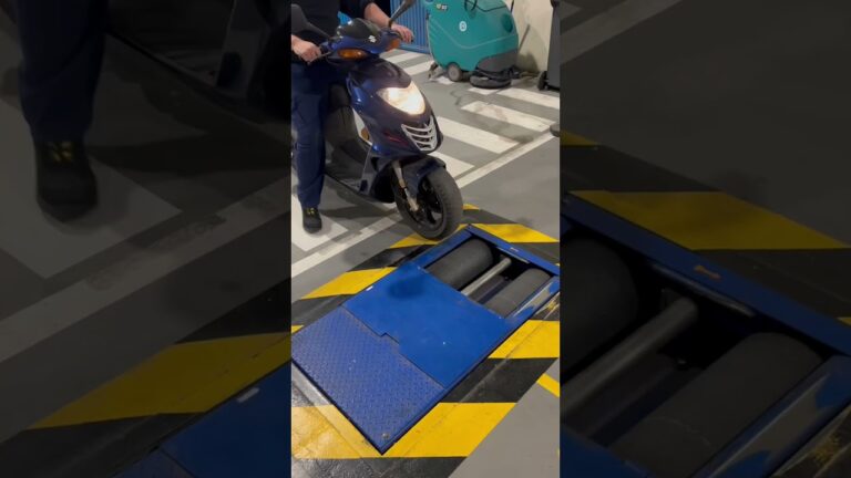 el ciclomotor podría adelantar al tractor