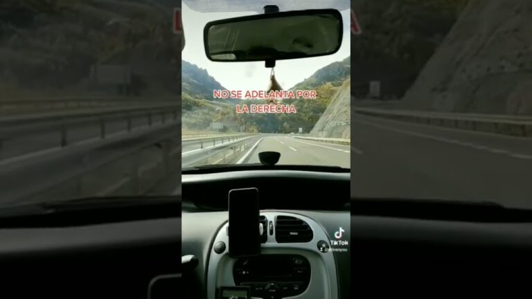 el conductor del vehiculo verde puede adelantar por la derecha
