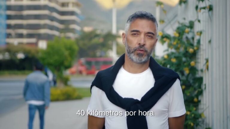 en las travesías cuál es la velocidad máxima genérica permitida