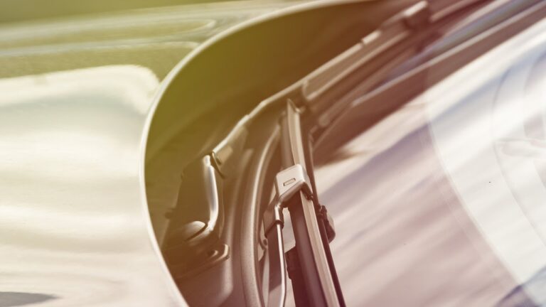 esta permitido colocar adhesivos en el parabrisas