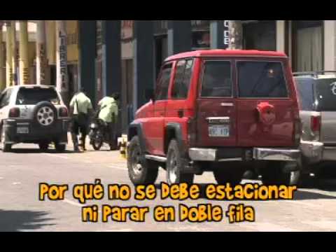 está permitido estacionar en doble fila