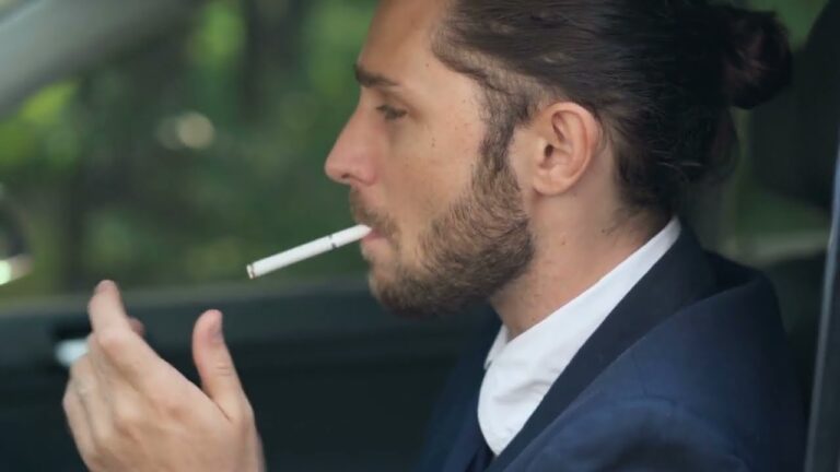 esta prohibido fumar en el coche
