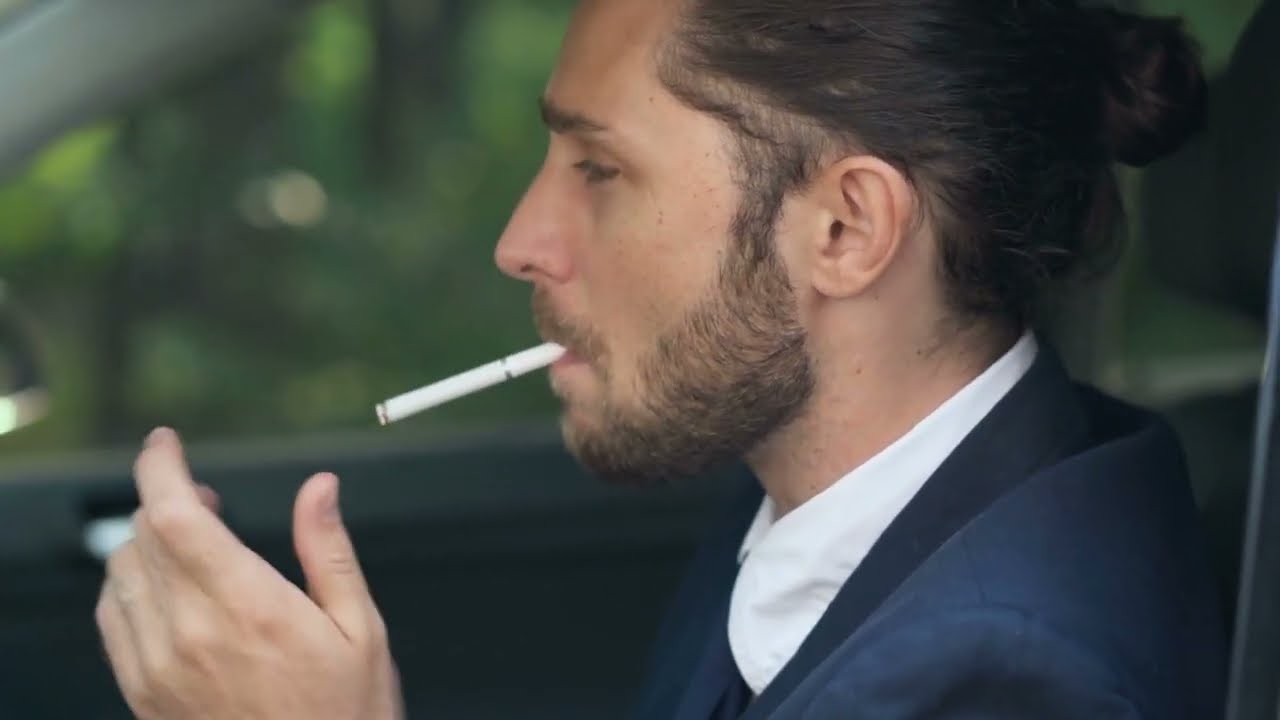 esta prohibido fumar en el coche