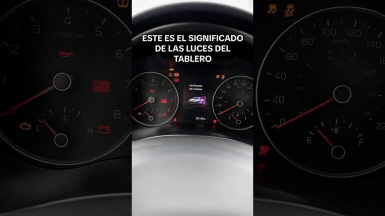 este vehículo tiene las luces blancas encendidas qué indican