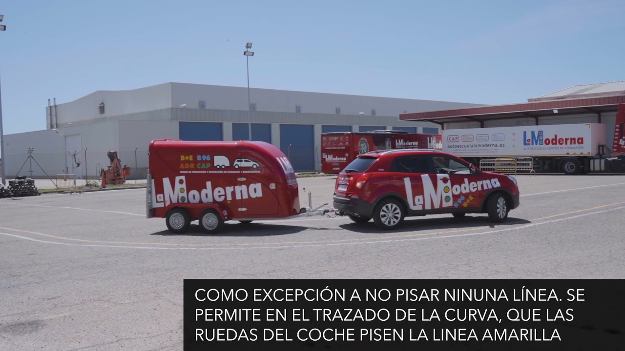 puede adelantar un turismo con remolque