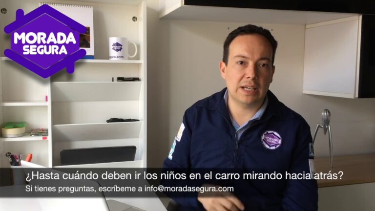 puede ir un bebé solo atrás en el coche