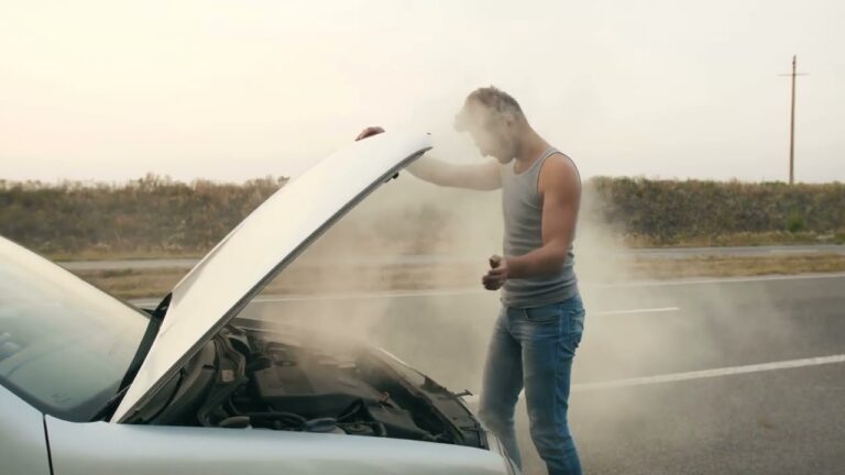 sale humo del motor y huele a quemado