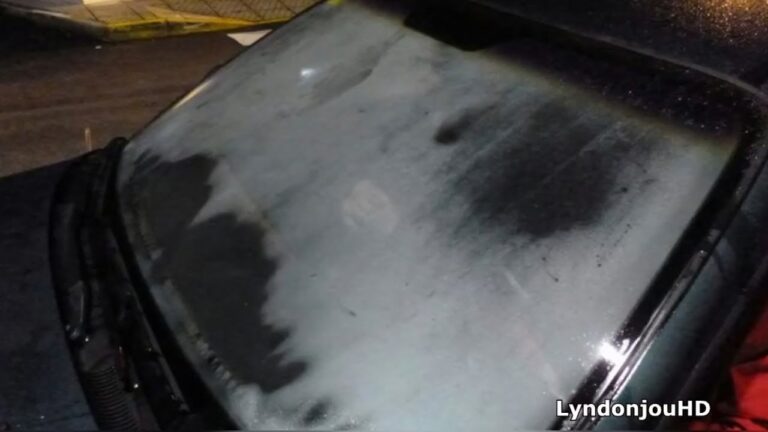 se empañan los cristales del coche por dentro parado