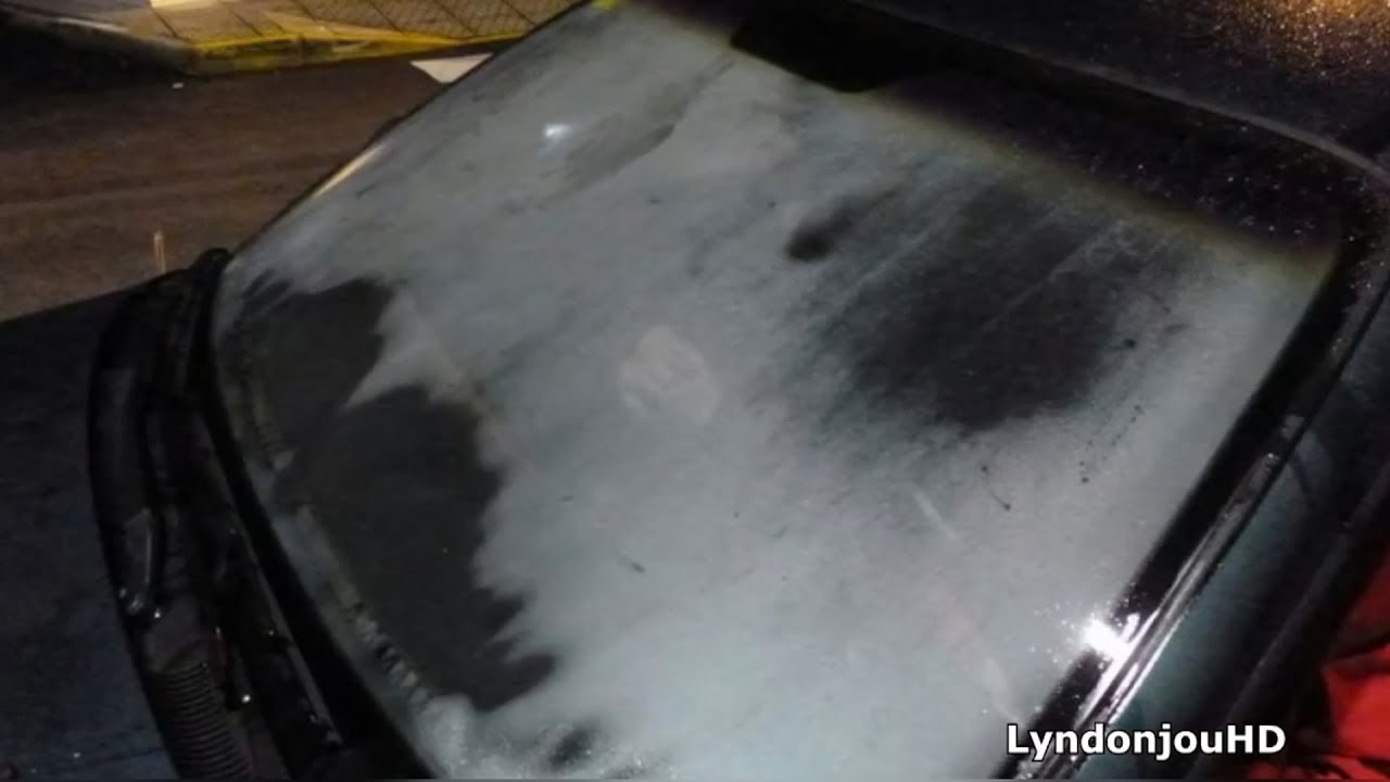 se empañan los cristales del coche por dentro parado