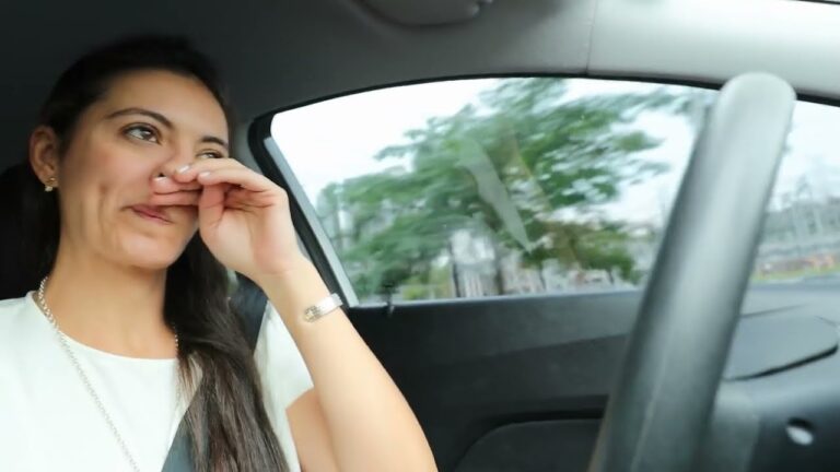 un agente con toques de silbato cortos y frecuentes ordena