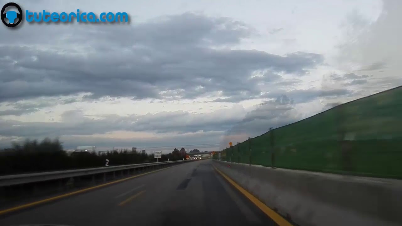 una hilera de luces amarillas fijas o intermitentes...